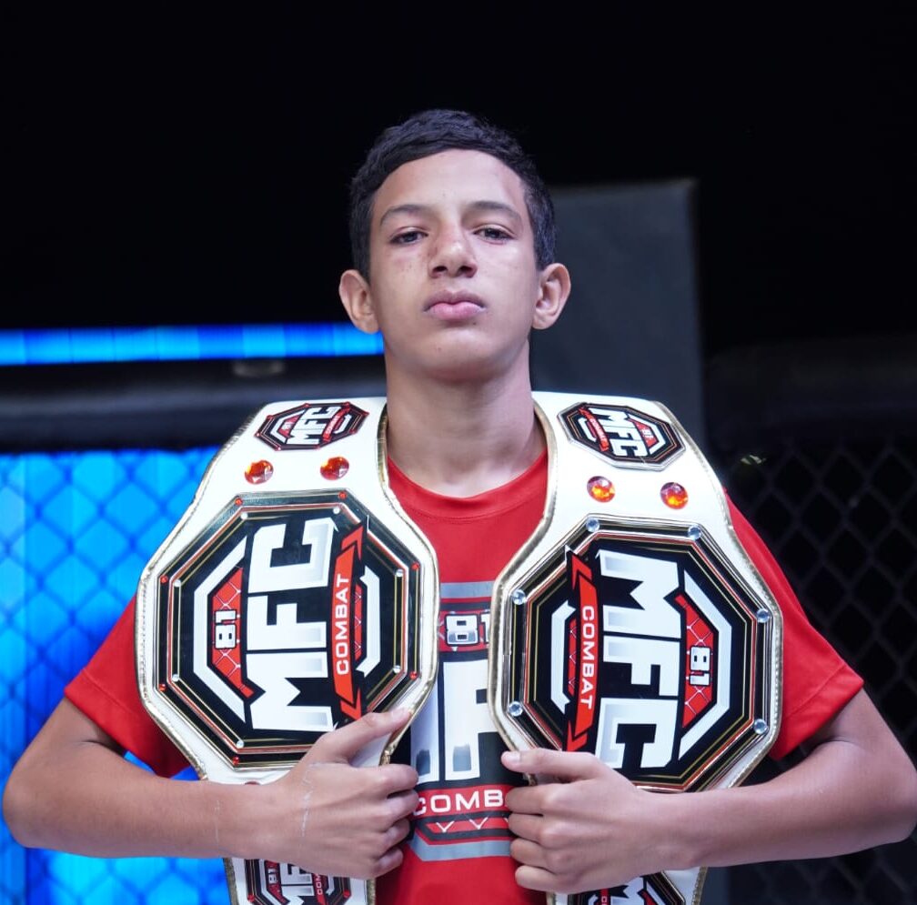 Jovem atleta Paulo Ninjinha em combate de MMA representando Mato Grosso
